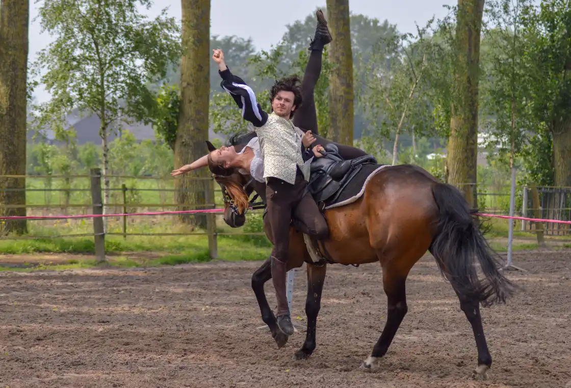 Duo voltige performance by Golden Hoofs